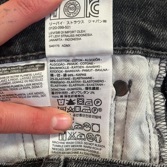 Vintage Levi’s black wash jeans - Picture 8 of 12